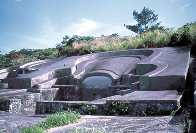 Тем не менее, монумент Йонагуни не был признан Японским правительством объектом культурного наследия, который необходимо защищать и беречь, хотя существование камнеобрабатывающего промысла на острове доказано. подтверждением этому служат древние катакомбы неопределенного возраста
