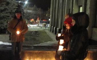 Акция памяти жертв обстрела Мариуполя почтили сегодня на акции в Славянске.